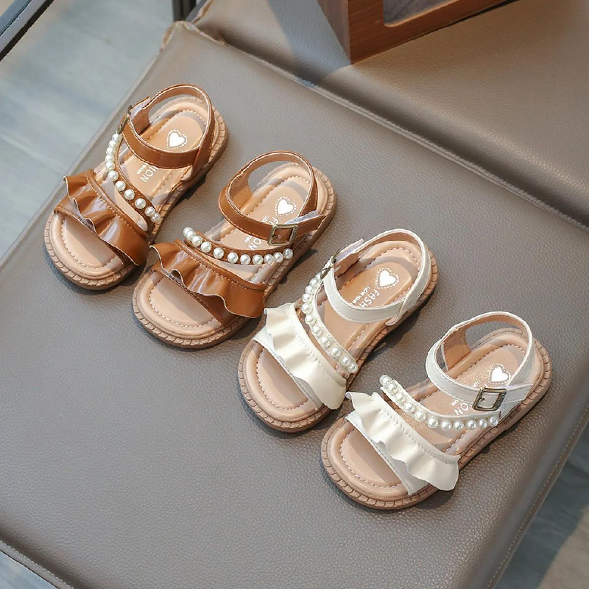 Sandali per ragazze 2024 Estate Nuovi bambini Moda Ruffles Slingbacks Dolce principessa Scarpe perline Bambini Scarpe eleganti a