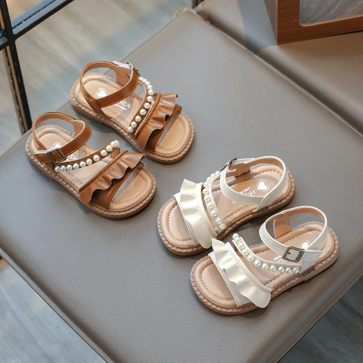 Sandali per ragazze 2024 Estate Nuovi bambini Moda Ruffles Slingbacks Dolce principessa Scarpe perline Bambini Scarpe eleganti a