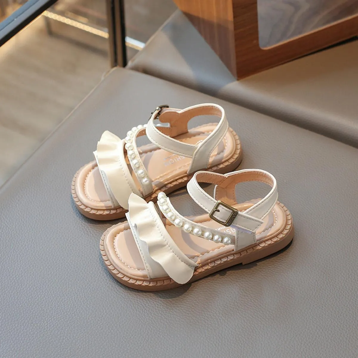 Sandali per ragazze 2024 Estate Nuovi bambini Moda Ruffles Slingbacks Dolce principessa Scarpe perline Bambini Scarpe eleganti a