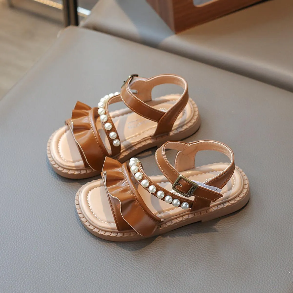 Sandali per ragazze 2024 Estate Nuovi bambini Moda Ruffles Slingbacks Dolce principessa Scarpe perline Bambini Scarpe eleganti a