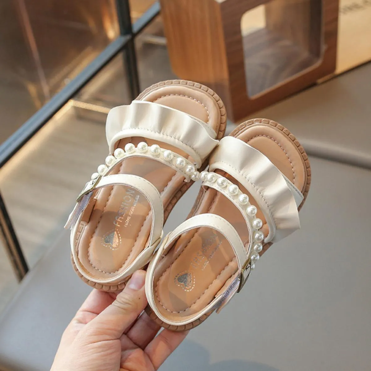 Sandali per ragazze 2024 Estate Nuovi bambini Moda Ruffles Slingbacks Dolce principessa Scarpe perline Bambini Scarpe eleganti a
