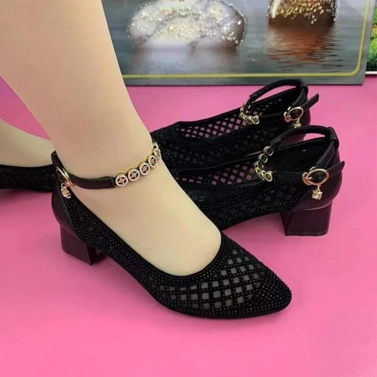 Scarpe con tacchi alti in maglia di cristallo scarpe da donna di lusso scarpe vuote estate 2024 sandali eleganti alla moda pompe