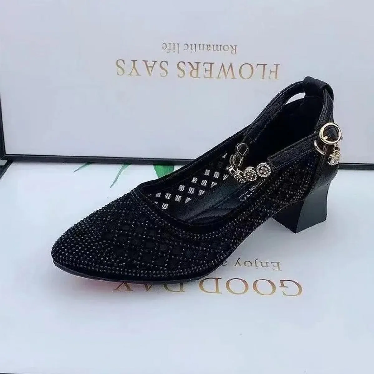 Scarpe con tacchi alti in maglia di cristallo scarpe da donna di lusso scarpe vuote estate 2024 sandali eleganti alla moda pompe