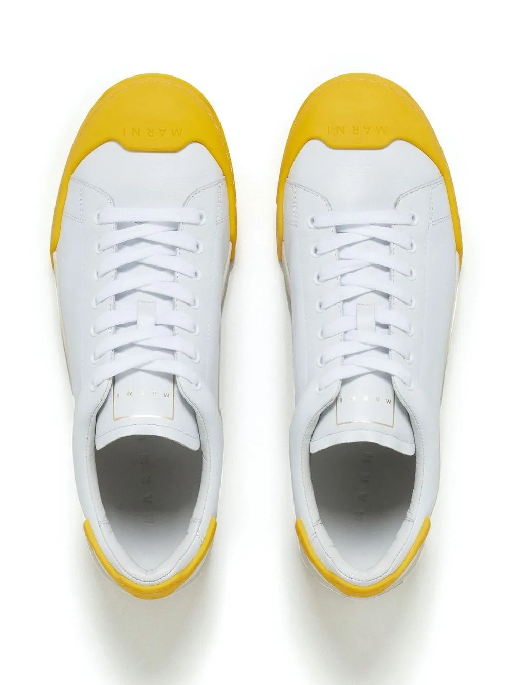sneaker bianca con dettagli in giallo